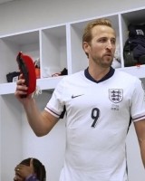 斯宾塞上演英格兰队首秀，凯恩赛后在更衣室向他颁发纪念帽