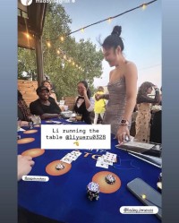 星空体育资讯-化身“最美荷官”，李月汝身着抹胸连衣裙与飞翼队友玩牌